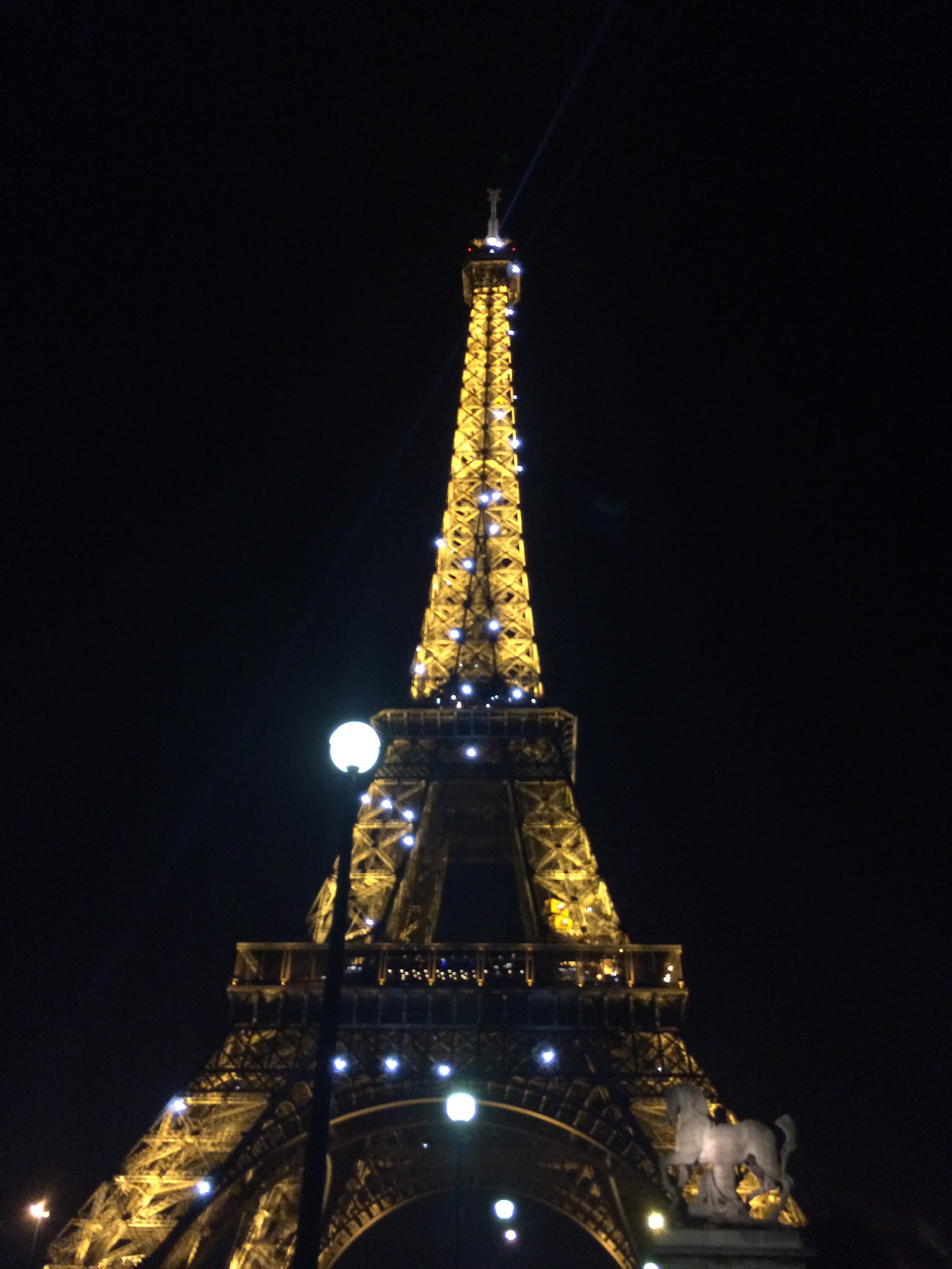 eiffel_tower_at_night