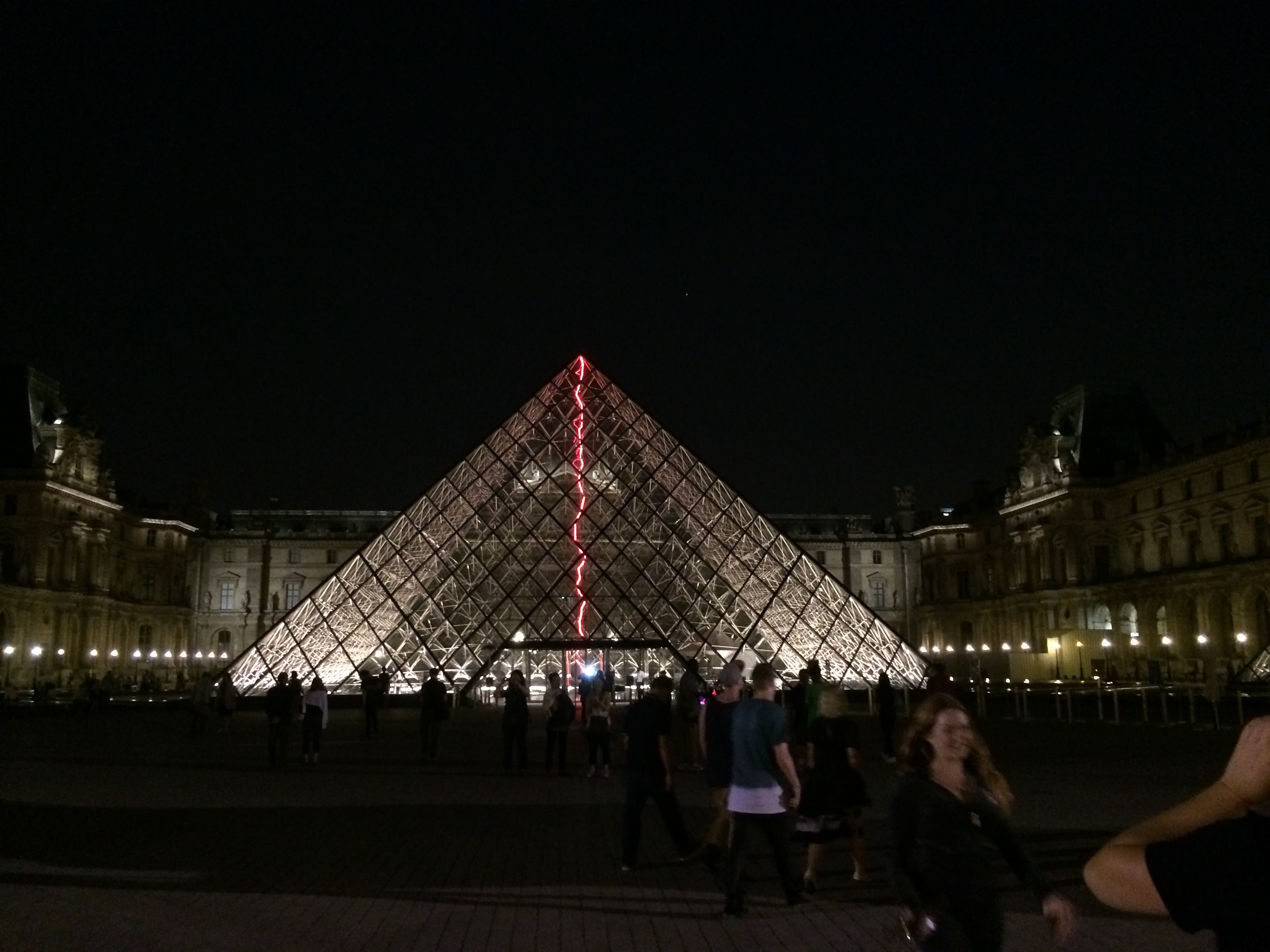 louvre_at_night