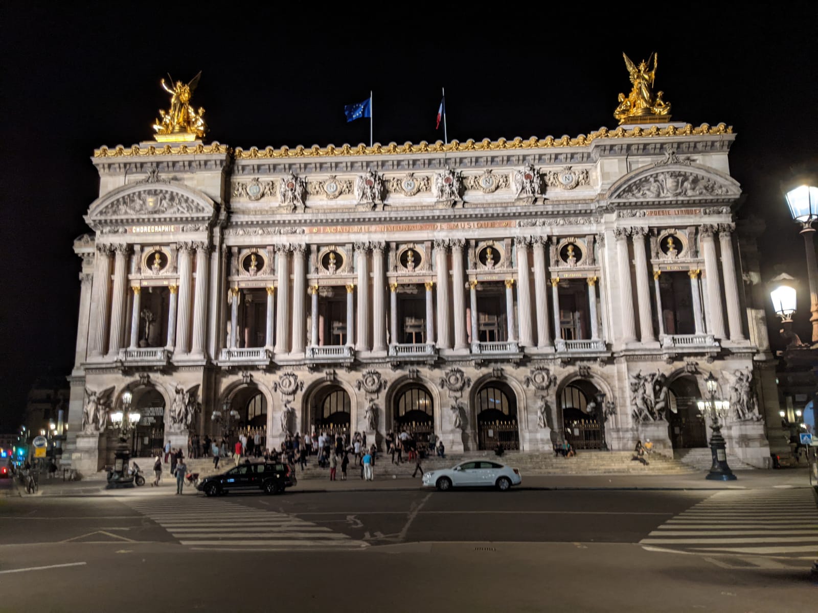 paris_building_at_night