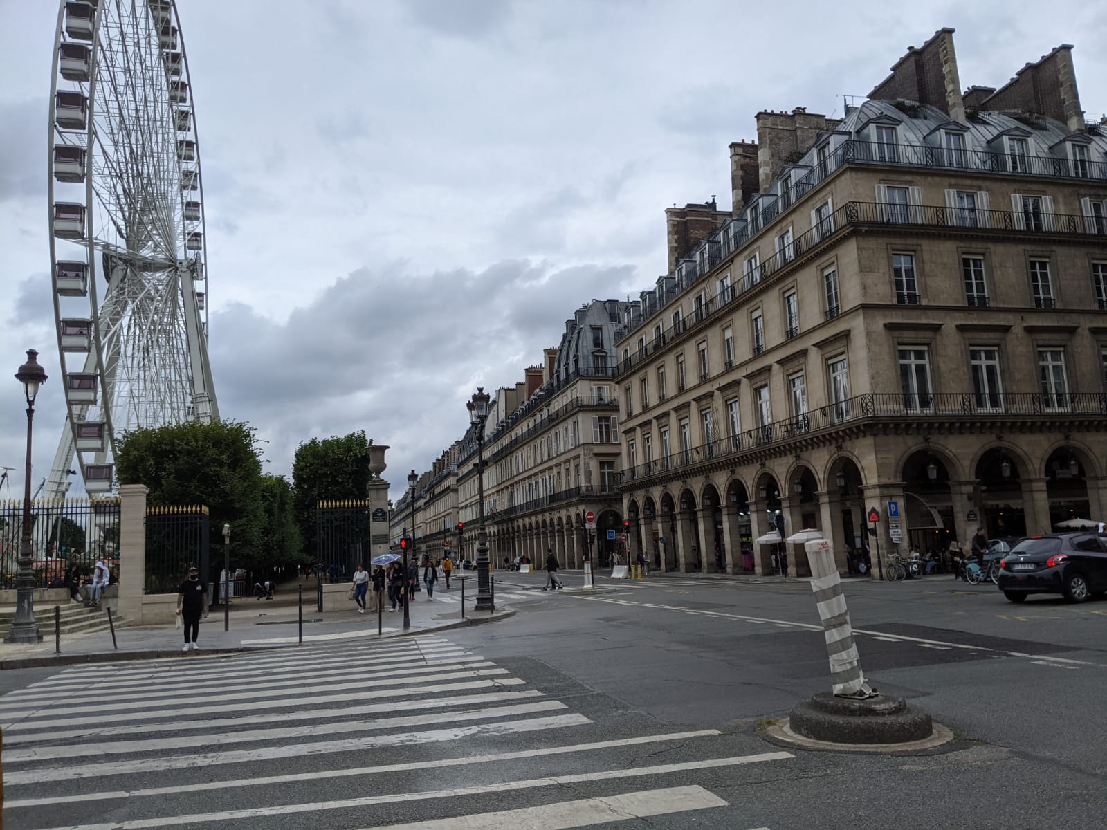 paris_building_with_ferris_wheel